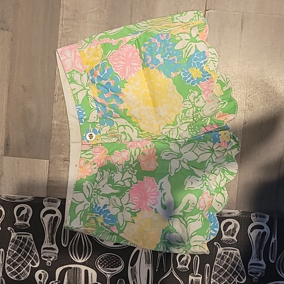 LILLY PULITZER Hibiscus Stroll Buttercup Shorts Size 0 - Picture 3 of 8